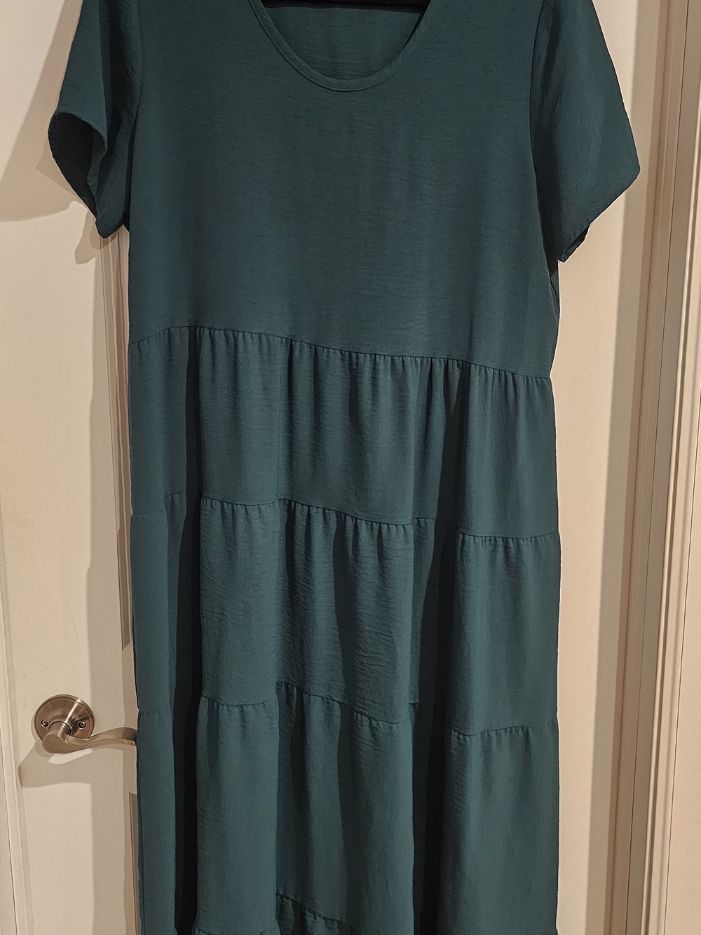 Ronni Nicole Rich Green Tiered Midi Dress with Scoop Neck